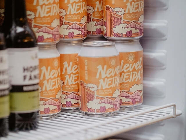 Hopfenfänger Bierdosen in einem Kühlschrank in der Brauerei