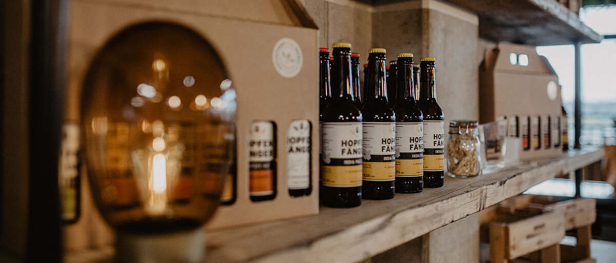 Hopfenfänger Bierflaschen und Geschenkboxen im Regal – verschiedene Sorten Craft Beer aus der Bremer Braumanufaktur