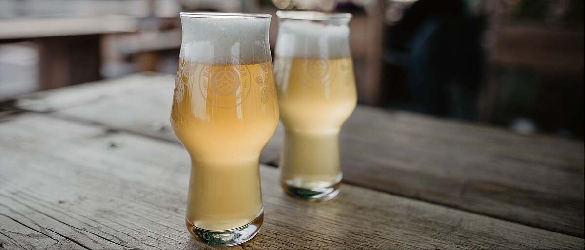 opfenfänger Biergarten in Bremen mit frisch gezapftem Bier an, fröhliche Stimmung im Sommerambiente