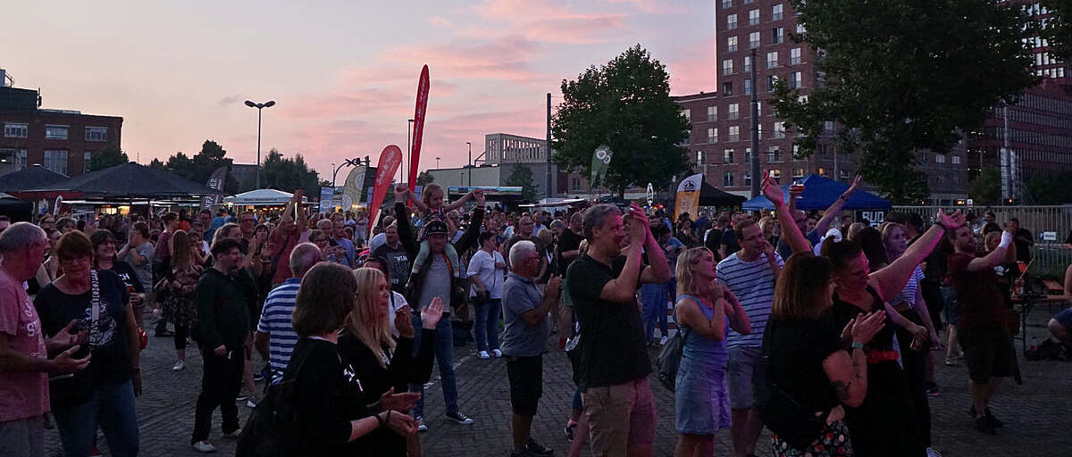 Publikum bei den Bremer Bierbrautagen – Menschen feiern und klatschen bei Sonnenuntergang